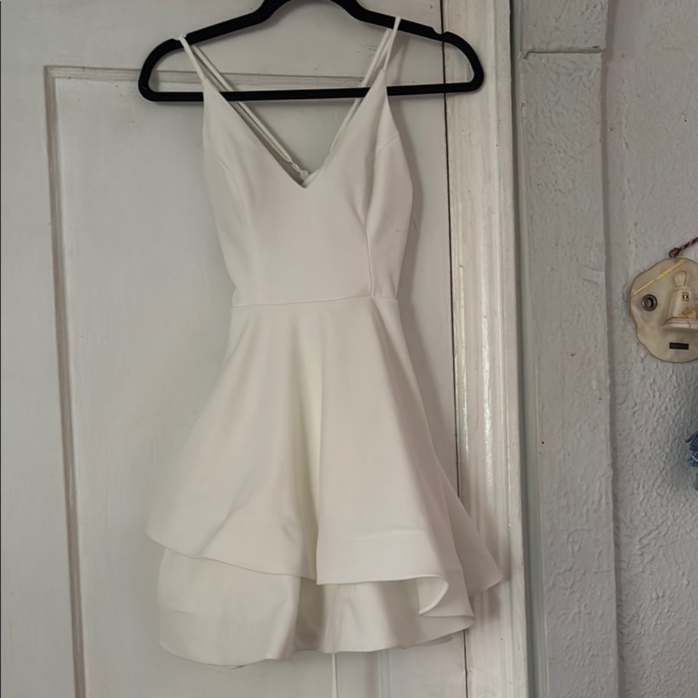 Elegant White Sleeveless Dress
